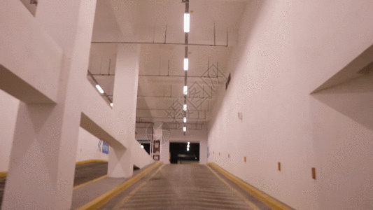 地下停车室汽车穿梭GIF图片