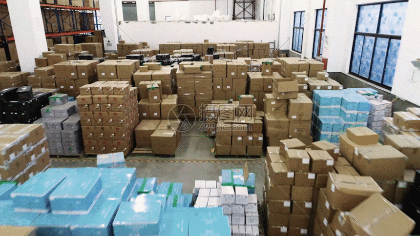 航拍工厂库房中的堆积货物GIF图片