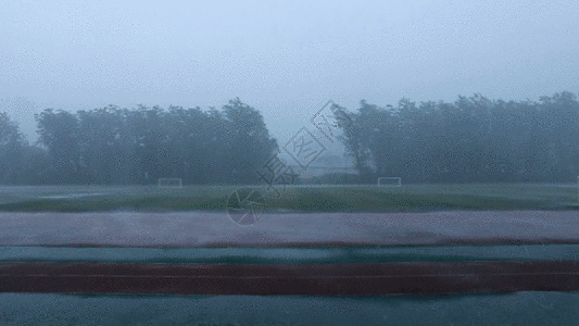 操场上的暴雨GIF图片