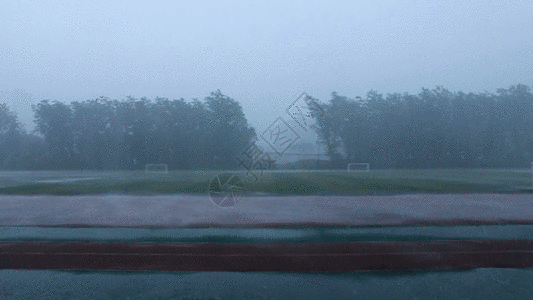 车下雨操场上的暴雨GIF高清图片