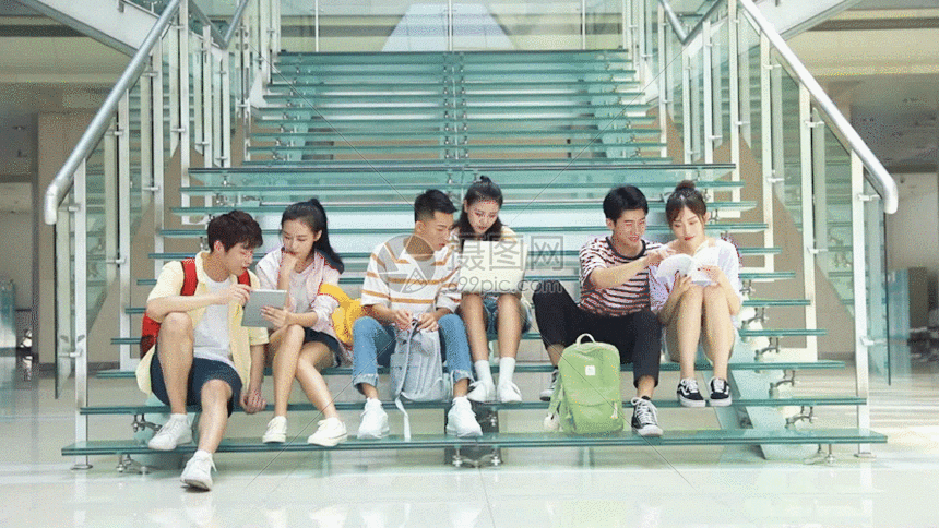 青春大学生图书馆学习讨论gif