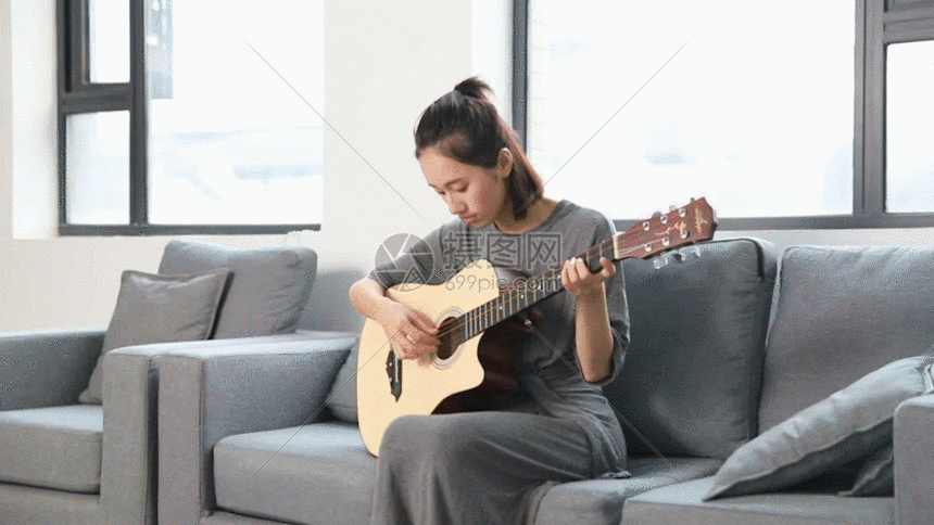 文艺青年弹吉他gif动图图片-正版gif素材401083531-摄图网