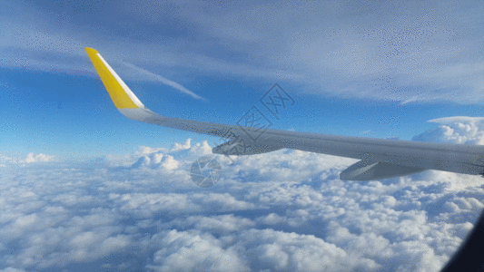 黄色飞机实拍高空云层GIF高清图片