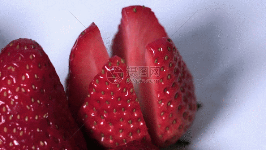 切开的草莓GIF图片