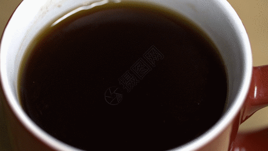 咖啡加奶混合实拍GIF图片