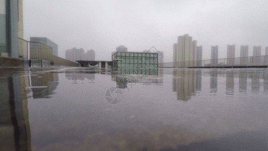 水中城市地面上的雨水GIF高清图片