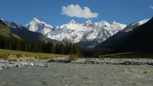 山间风景新疆天山雪峰GIF高清图片