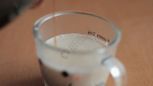 牛奶液体倒咖啡GIF高清图片