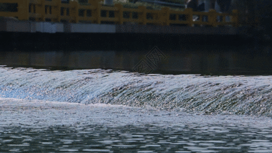 滑板冲浪湖水GIF高清图片