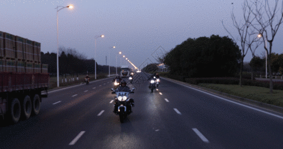 宝马赛车晚上摩托车车队飞驰GIF高清图片