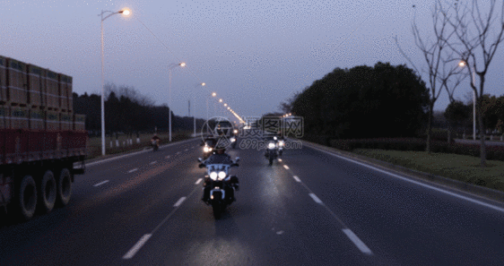 晚上摩托车车队飞驰GIF图片