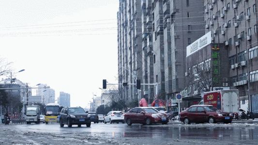 下雨开车街道的公路交通车辆GIF高清图片