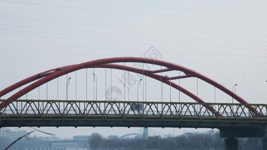 桥梁上的行人车辆GIF图片