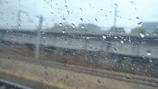 雨天挡风玻璃雨水打在玻璃上流动视频GIF高清图片