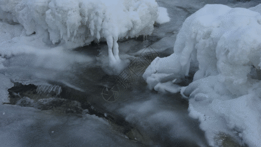 雪石头新疆冬季天山河流GIF高清图片