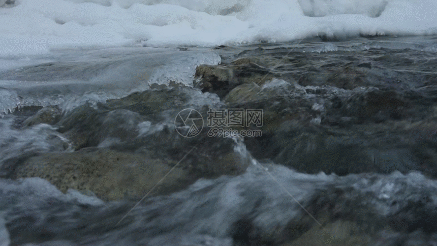 新疆喀纳斯冬季河流雪景GIF图片