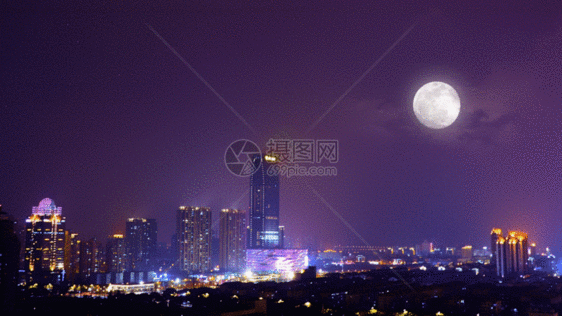 城市上空超级满月GIF图片