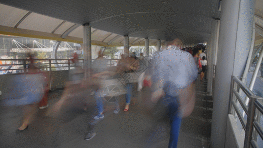 泰国曼谷天桥上行人来往延迟拍摄GIF图片