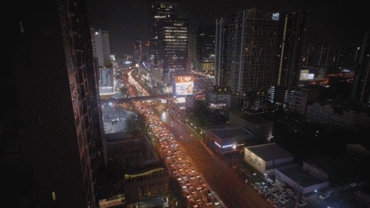 城市夜晚道路夜景城市中心马路车流GIF高清图片