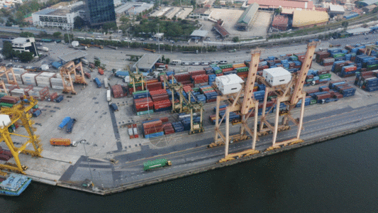 大宗货物无人机航拍曼谷港口集装箱港口起重机GIF高清图片