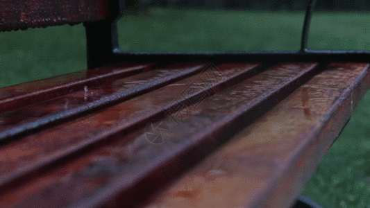 雨水打在木质长椅上面实拍GIF图片