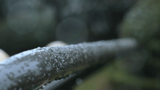 水管雨中的栏杆GIF高清图片