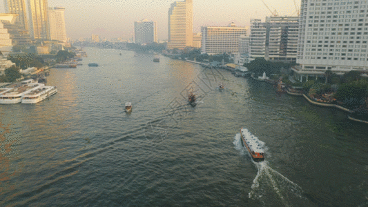 城市中心建筑河流船只GIF图片