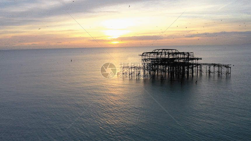 gif动态图片下载,该gif动态图片标题为黄昏傍晚航拍海上海洋建筑钢筋