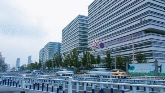 实拍马路车流穿梭延时摄影gif图片