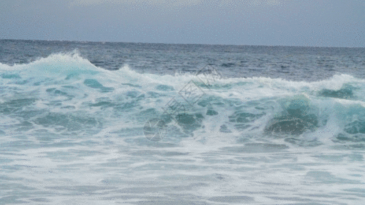 海洋海浪翻滚袭来实景拍摄GIF图片