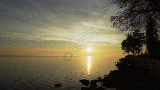 清晨的太阳清晨黎明日出太阳升起平静湖面GIF高清图片