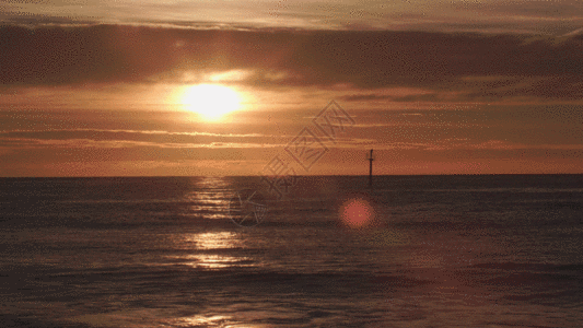 清晨黎明日出太阳升起平静的海洋海浪GIF图片