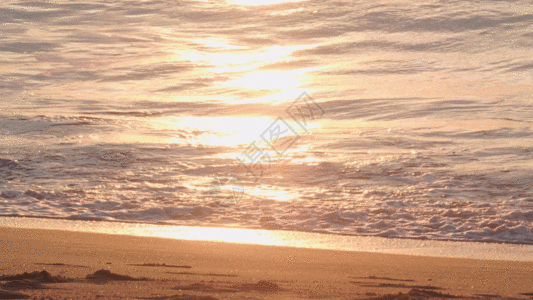 太阳升起平静的海洋海浪海滩沙滩GIF图片