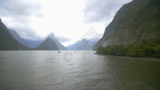 平静的湖面大瀑布GIF图片