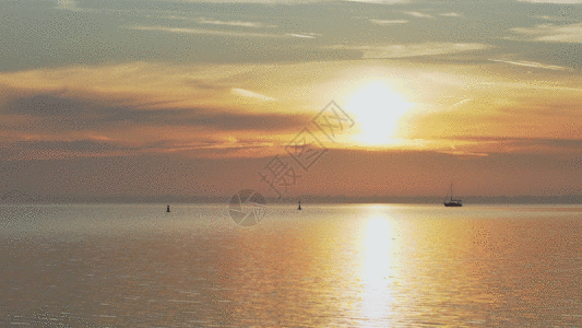 清晨黎明日出海面上移动的船GIF图片