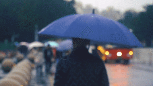 雨中街道雨天街道上的行人GIF高清图片