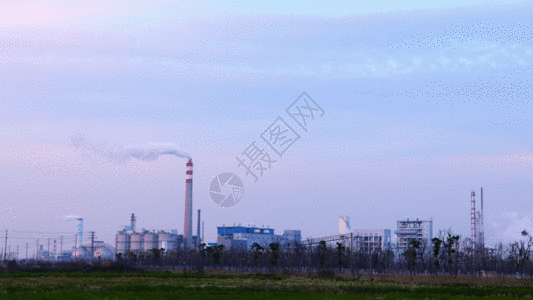 工厂烟囱冒白烟延时摄影GIF图片