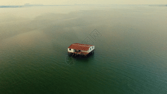 太湖中央守护水上屋GIF图片