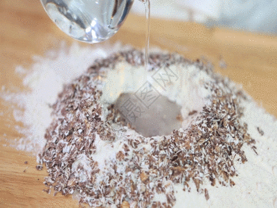 在课件中素材在燕麦和面粉中倒入水gif高清图片