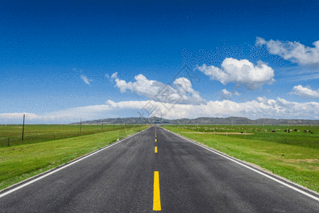 汽车快速行驶草原公路路面蓝天白云gif动图高清图片