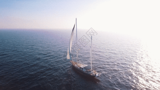 海面上行驶的帆船GIF图片