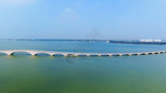 航拍上海最大淡水湖泊彩虹桥GIF图片