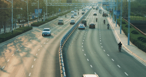 车辆行驶清晨的公路4K超清GIF高清图片