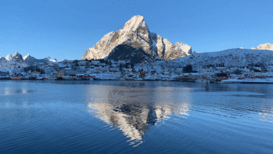 欧洲街头雪山在海面倒影延时视频GIF高清图片