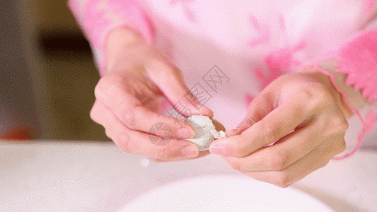 粉色蛋糕鹌鹑蛋剥皮GIF高清图片