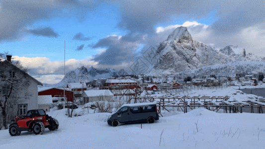 汽车在雪地里行驶的铲雪车GIF高清图片
