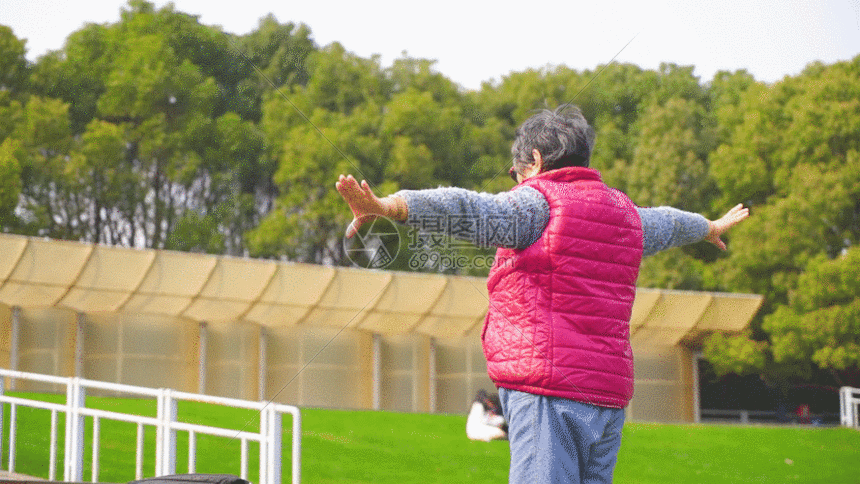 公园奶奶晨练gif