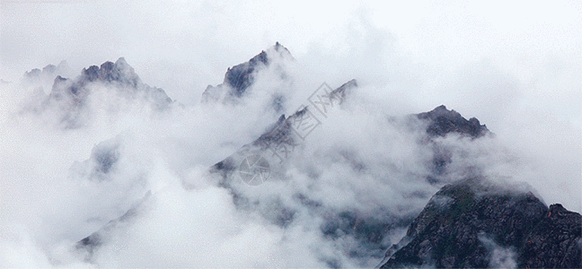 雪山崩塌雾气弥漫的山峰gif动图高清图片