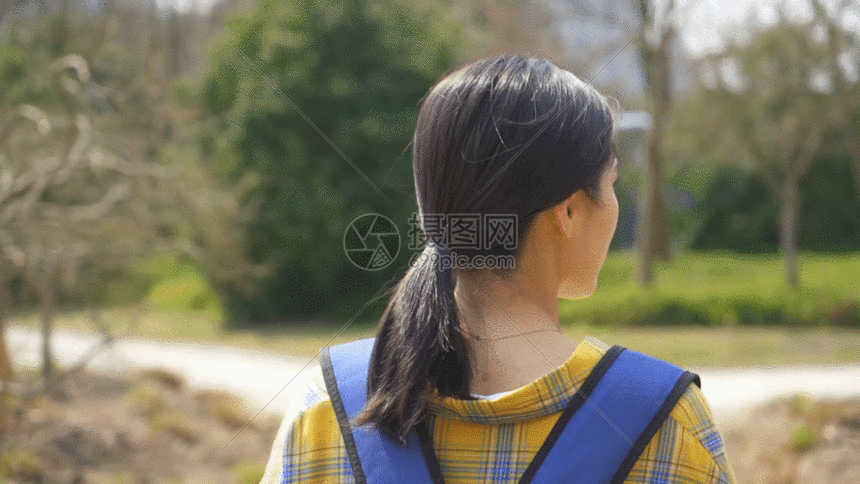 背着书包的女生户外郊游背影gif动图图片-正版gif素材401143978-摄图