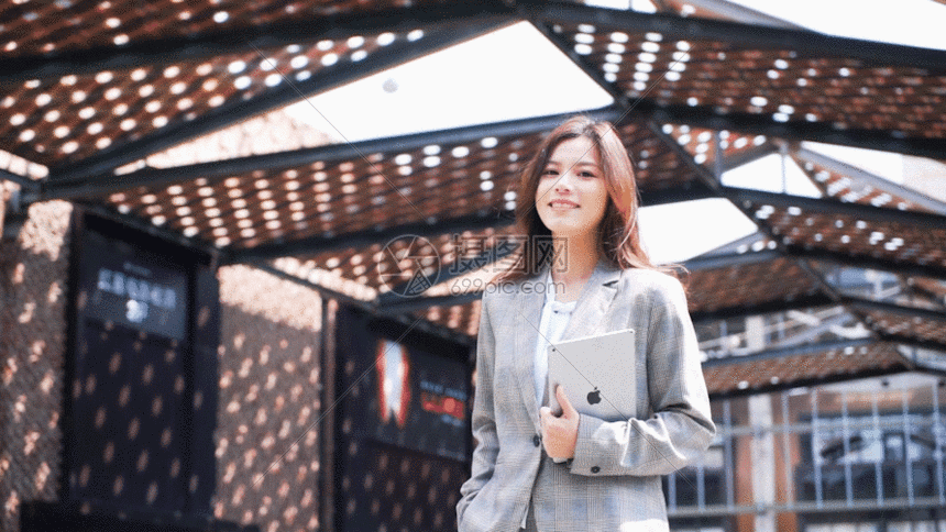 手拿平板微笑的商务女性gif动图图片-正版gif素材401144046-摄图网